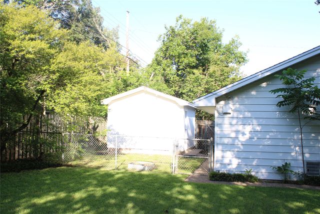 4900 Lake Hurst Drive, Waco, TX 76710
