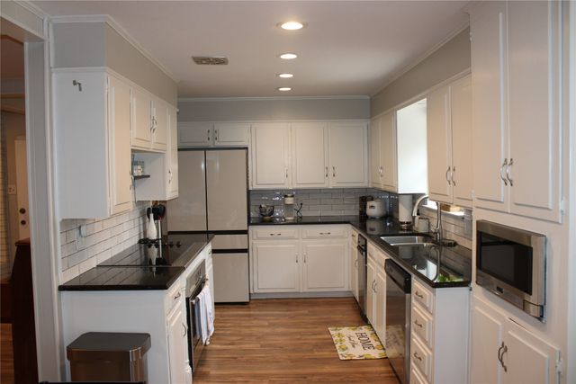 4900 Lake Hurst Drive, Waco, TX 76710