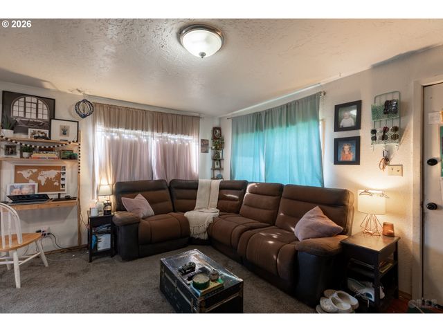 474 N 6th St, St Helens, OR 97051