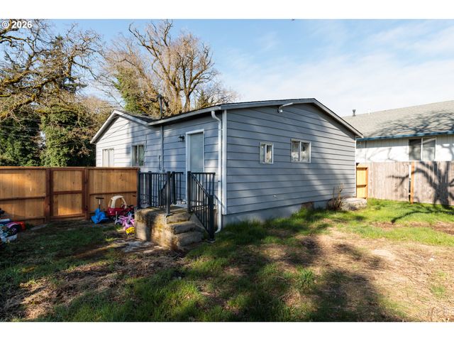 474 N 6th St, St Helens, OR 97051