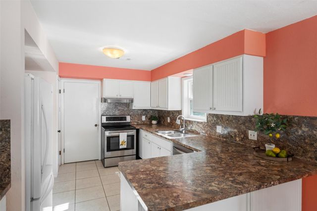 7714 Pecanwood Street, Hitchcock, TX 77563