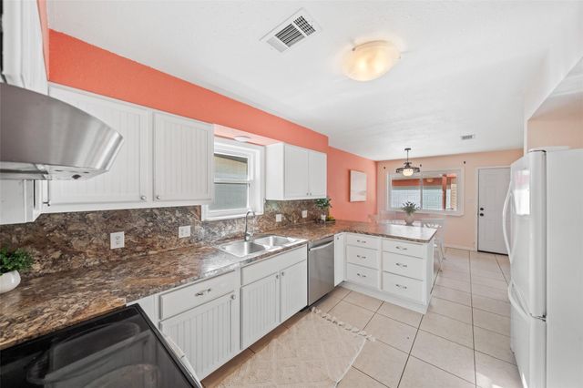 7714 Pecanwood Street, Hitchcock, TX 77563