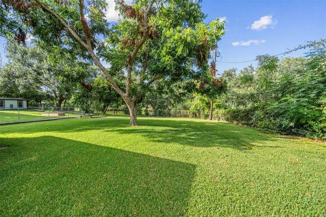 7714 Pecanwood Street, Hitchcock, TX 77563