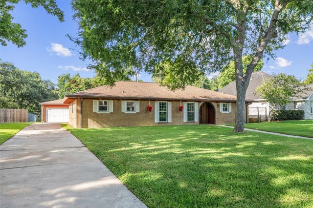 7714 Pecanwood Street, Hitchcock, TX 77563