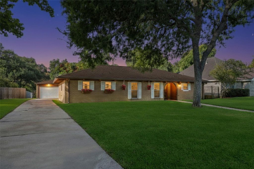 7714 Pecanwood Street, Hitchcock, TX 77563