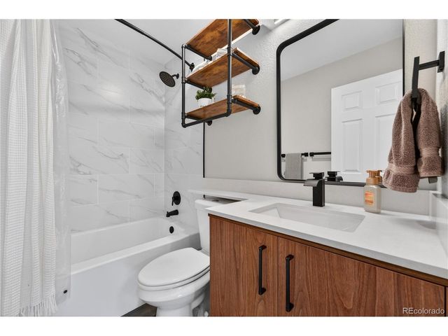 22104 E Belleview Ln, Aurora, CO 80015