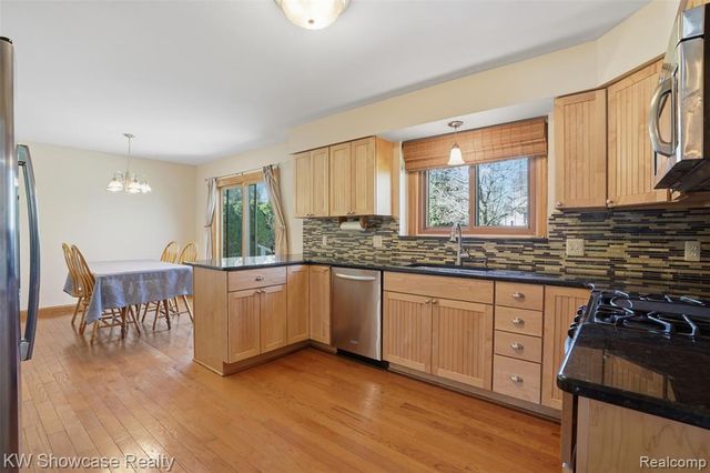 2015 Huntingdon Drive, Wixom, MI 48393