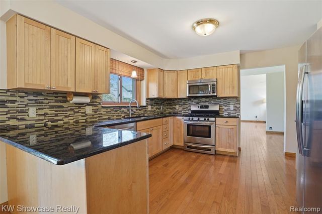 2015 Huntingdon Drive, Wixom, MI 48393