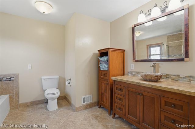 2015 Huntingdon Drive, Wixom, MI 48393