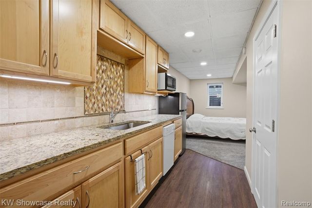 2015 Huntingdon Drive, Wixom, MI 48393