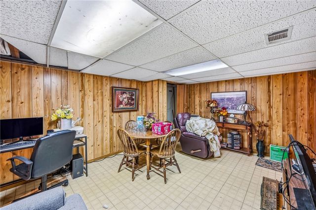 2225 Saratoga Dr, Hermitage, PA 16148