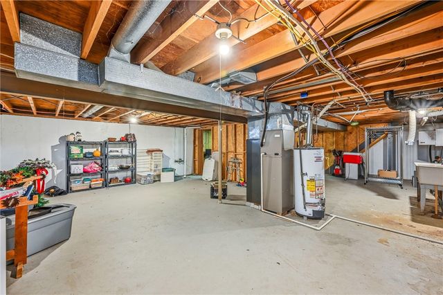 2225 Saratoga Dr, Hermitage, PA 16148