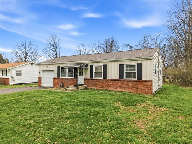 2225 Saratoga Dr, Hermitage, PA 16148
