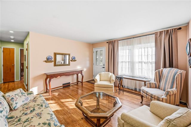 2225 Saratoga Dr, Hermitage, PA 16148