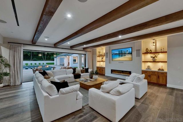 6344 La Pintura Dr, La Jolla, CA 92037