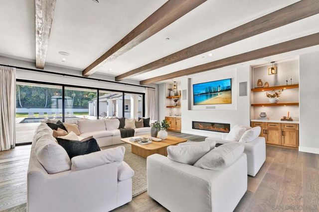 6344 La Pintura Dr, La Jolla, CA 92037