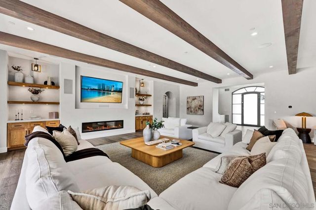 6344 La Pintura Dr, La Jolla, CA 92037