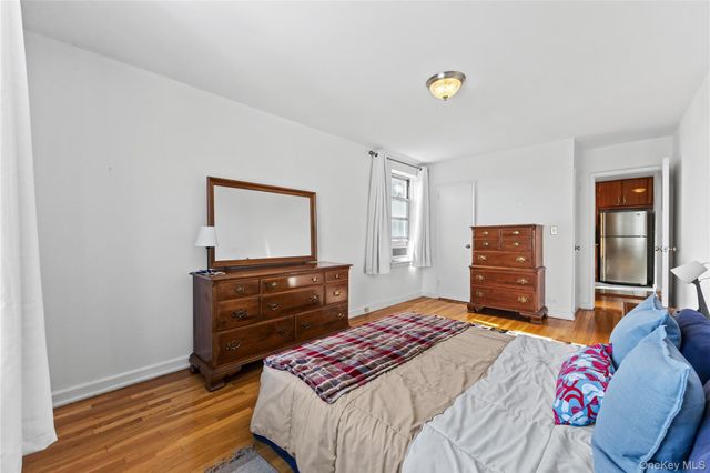 325 E 201st Street 5F, Bronx, NY 10458