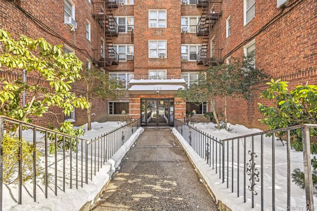 325 E 201st Street 5F, Bronx, NY 10458