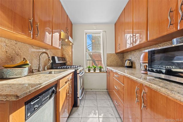 325 E 201st Street 5F, Bronx, NY 10458