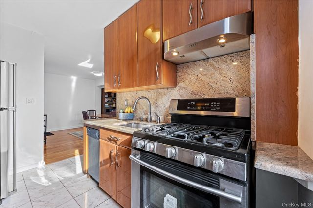 325 E 201st Street 5F, Bronx, NY 10458