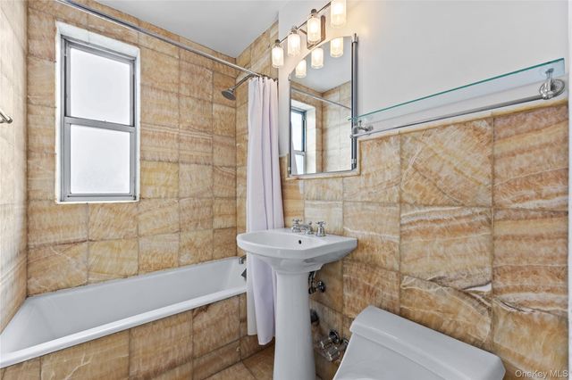 325 E 201st Street 5F, Bronx, NY 10458