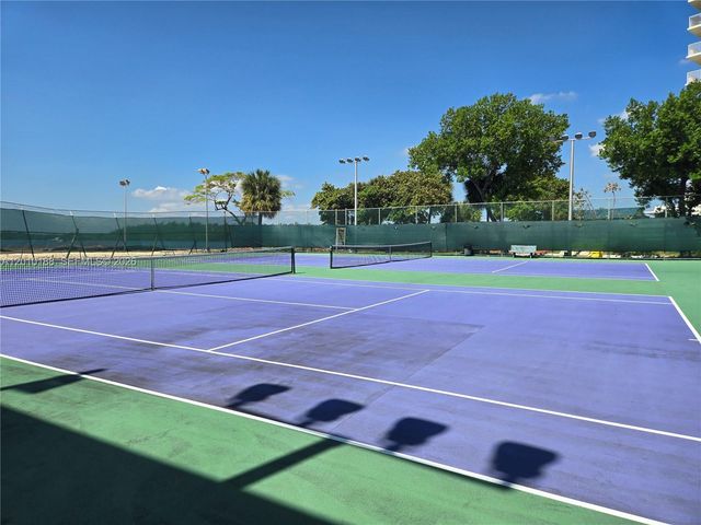 300 Bayview Dr 605, Sunny Isles Beach, FL 33160