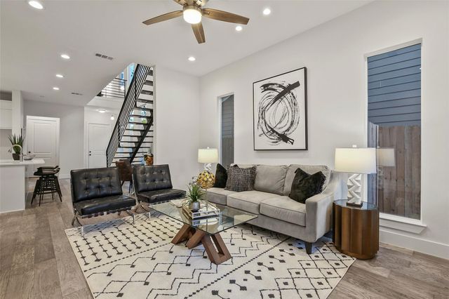 933 W 8th Street, Dallas, TX 75208