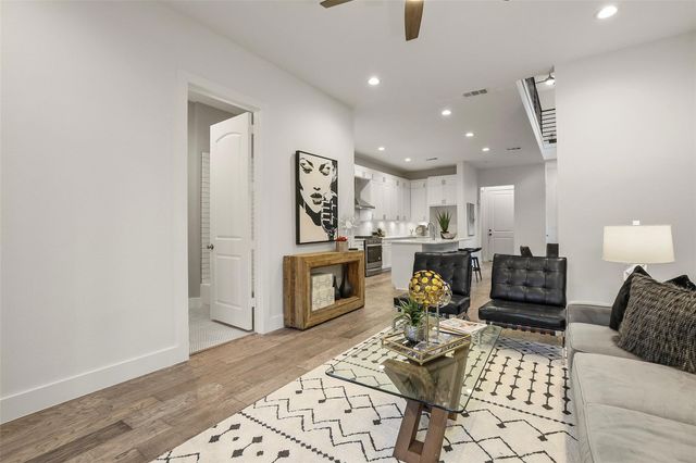 933 W 8th Street, Dallas, TX 75208