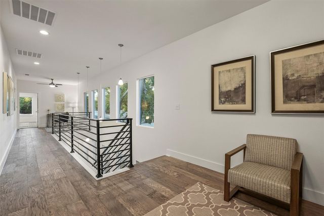 933 W 8th Street, Dallas, TX 75208