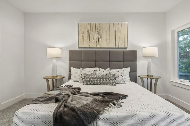 933 W 8th Street, Dallas, TX 75208