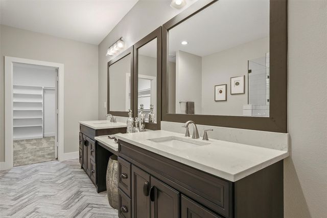 933 W 8th Street, Dallas, TX 75208