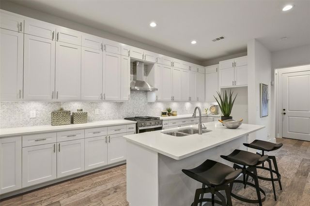 933 W 8th Street, Dallas, TX 75208