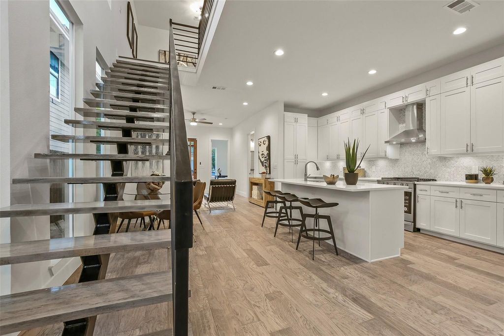 933 W 8th Street, Dallas, TX 75208