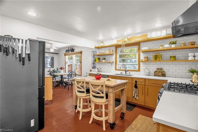 905 Northshore Court, High Point, NC 27265