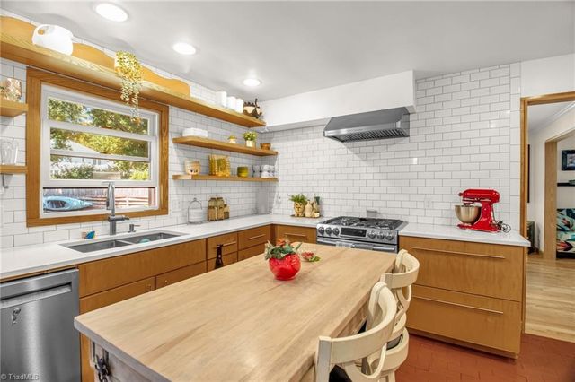 905 Northshore Court, High Point, NC 27265