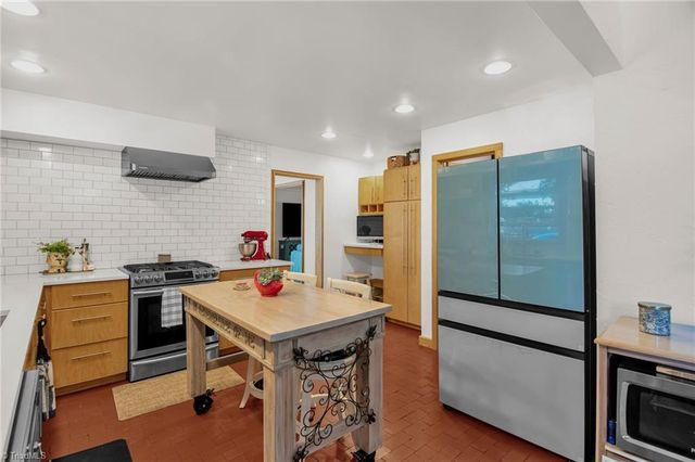 905 Northshore Court, High Point, NC 27265