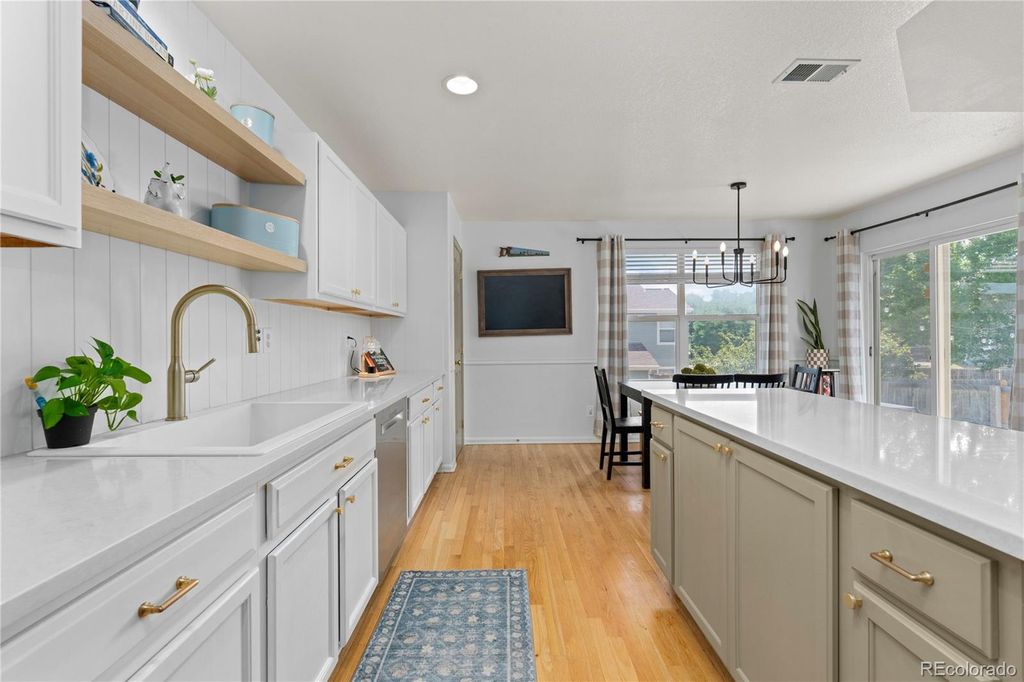 Image 11 of property listing at 5350 S Picadilly Court, Aurora, CO 80015