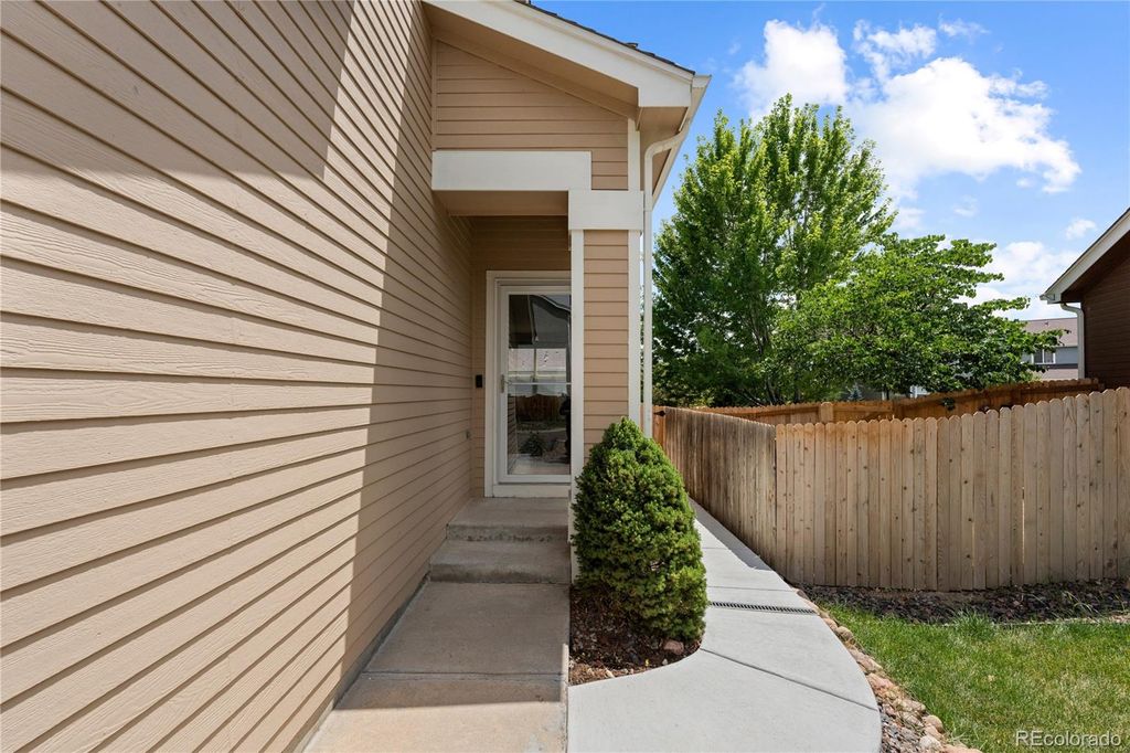 Image 3 of property listing at 5350 S Picadilly Court, Aurora, CO 80015