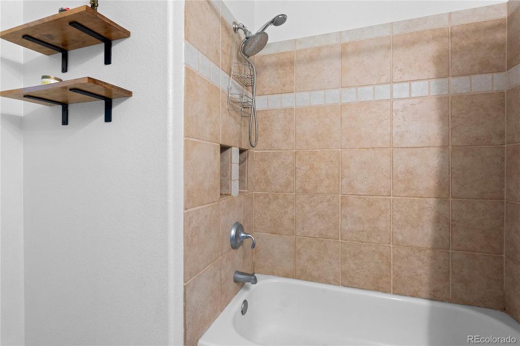 Image 21 of property listing at 5350 S Picadilly Court, Aurora, CO 80015