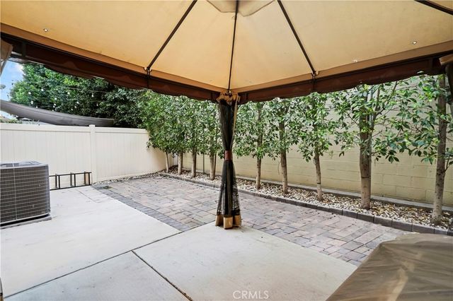 7619 N Patriot Way, Van Nuys, CA 91405