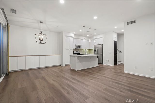 7619 N Patriot Way, Van Nuys, CA 91405