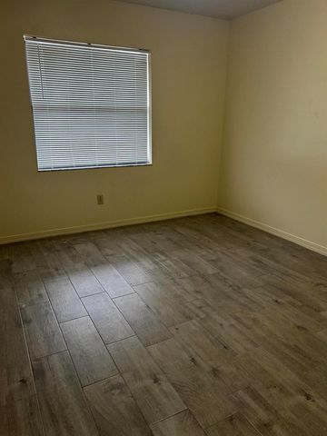 617 Ixoria Avenue 15, Fort Pierce, FL 34982