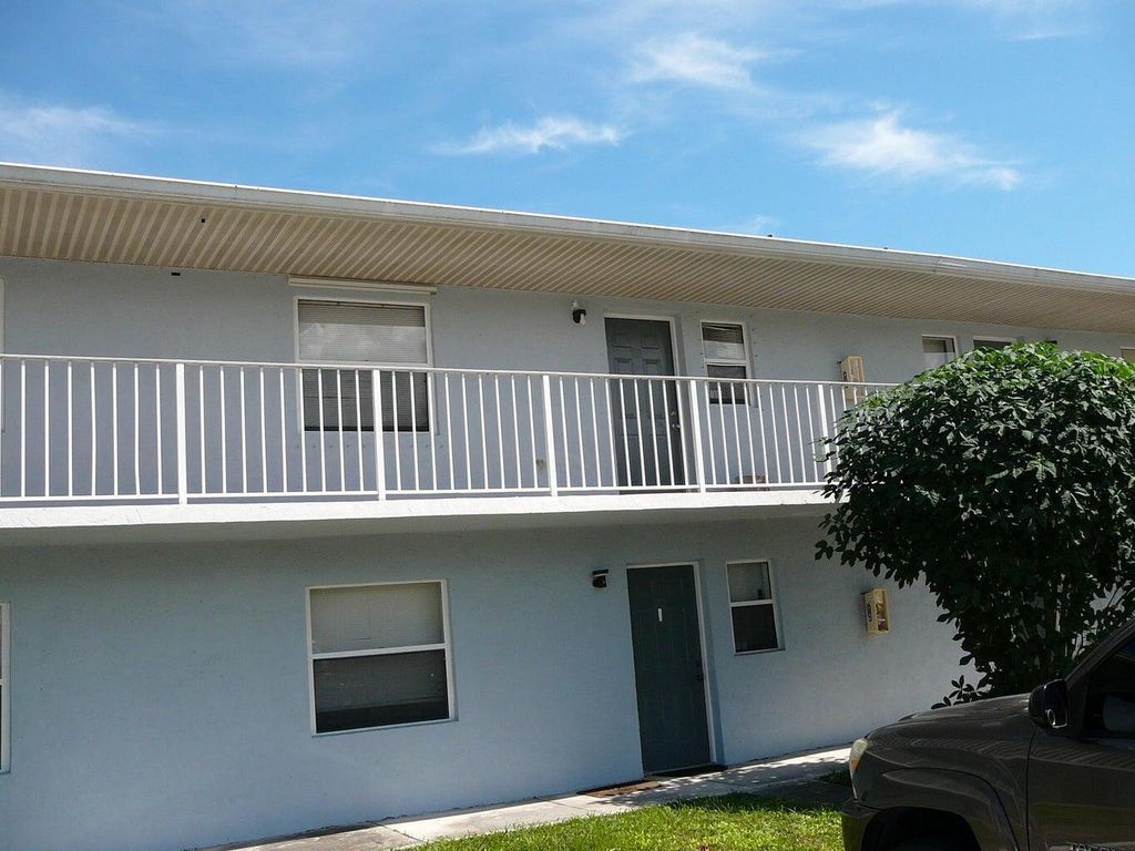 617 Ixoria Avenue 15, Fort Pierce, FL 34982