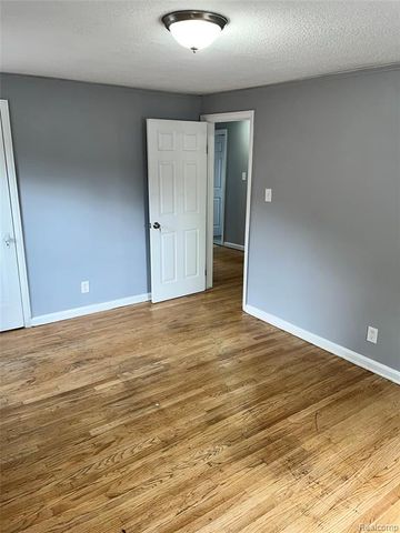 9991 Strathmoor Street, Detroit, MI 48227