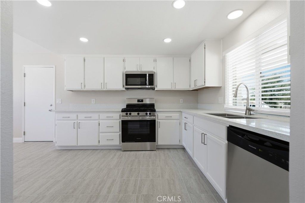 Image 10 of property listing at 40185 179th Street East, Palmdale, CA 93591