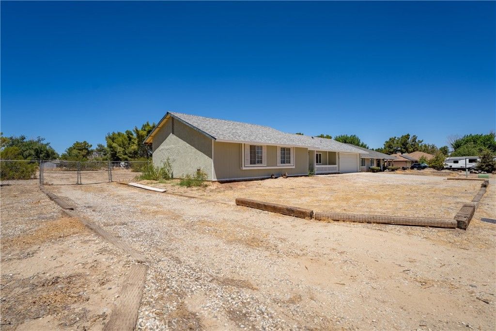 Image 3 of property listing at 40185 179th Street East, Palmdale, CA 93591