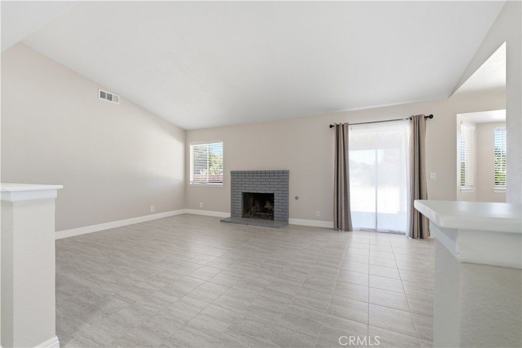 Image 5 of property listing at 40185 179th Street East, Palmdale, CA 93591