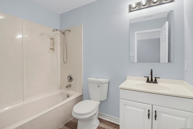 1037 N Guadalupe, Seguin, TX 78155