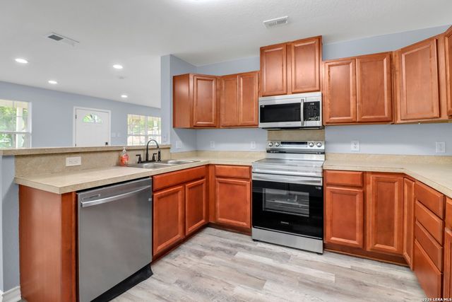 1037 N Guadalupe, Seguin, TX 78155